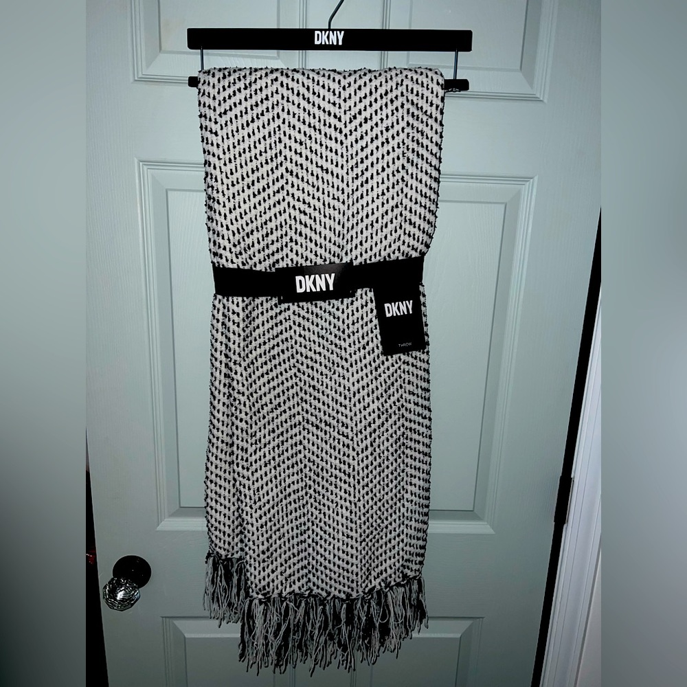 Dkny 50x60 throw